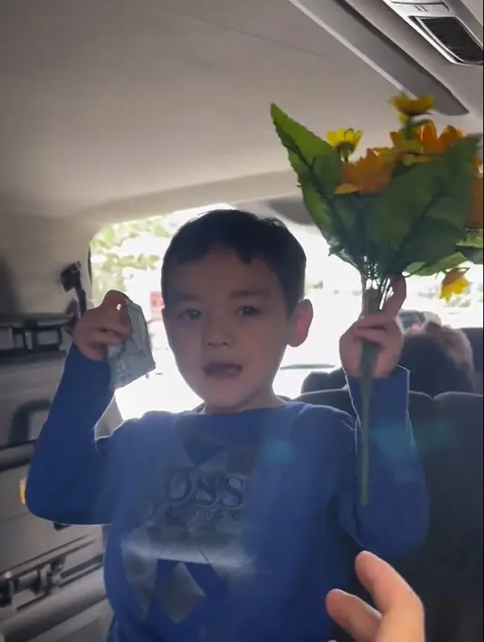 Tidak langsung diberikan, melainkan mamanya diminta memilih salah satu.  Vicky akhirnya memilih bunga. [Instagram/vickyshu]