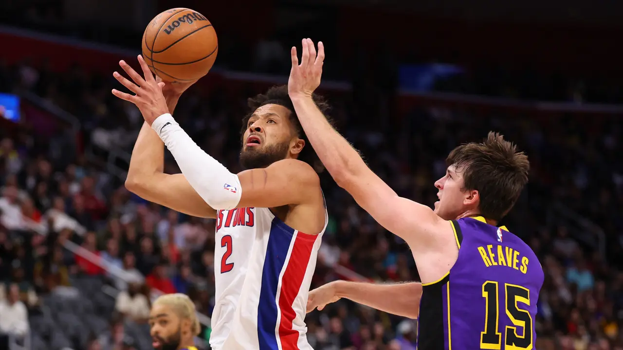 Pemain Pistons Cade Cunningham menerobos pertahanan Lakers di lanjutan NBA 2024/2025