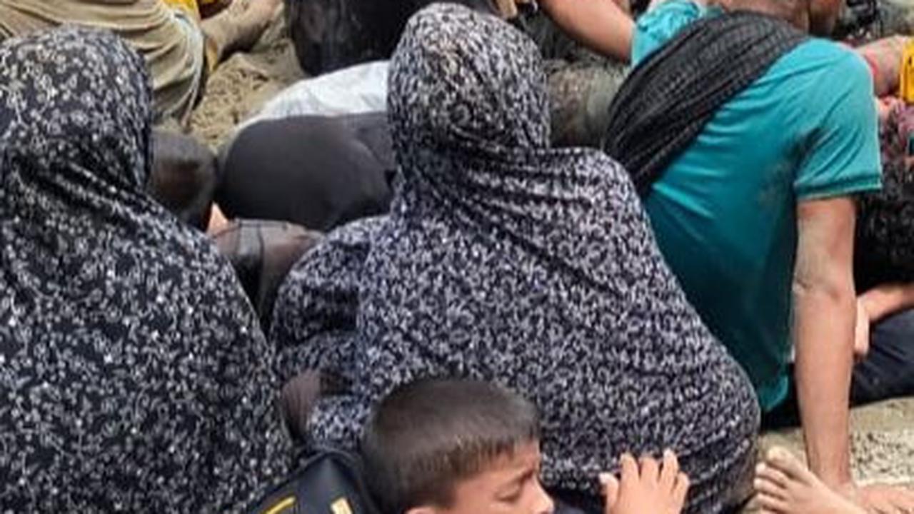 Ratusan Pengungsi Rohingya Terdampar di Pantai Laweung Pidie