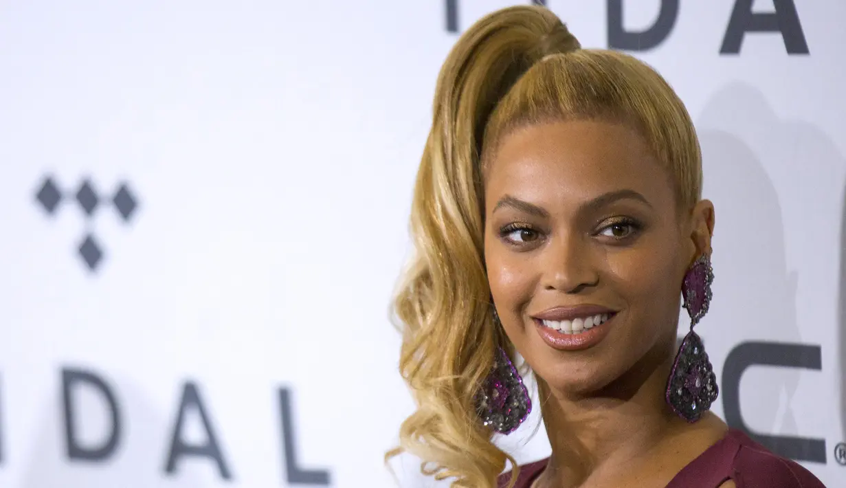 Penyanyi Beyonce tampak cantik dengan riasan natural saat menghadiri konser TIDAL X : 1020 di Barclays Center, New York, Selasa (20/10/2015). (REUTERS / Brendan McDermid)
