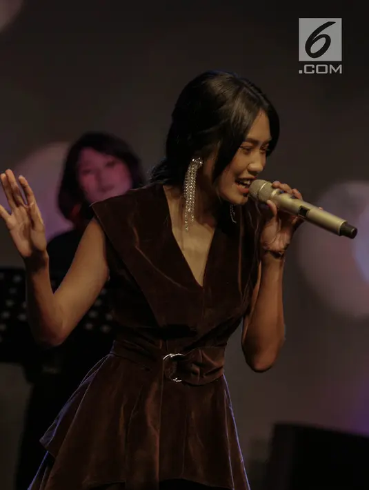 Aksi panggung Alika saat mini showcase dan peluncuran album di Jakarta, Selasa (20/3). Album tersebut bertemakan 'Perfect Moment' yang berisikan single terbaiknya diantaranya Luka, dan Perfect Moment. (Liputan6.com/Faizal Fanani)