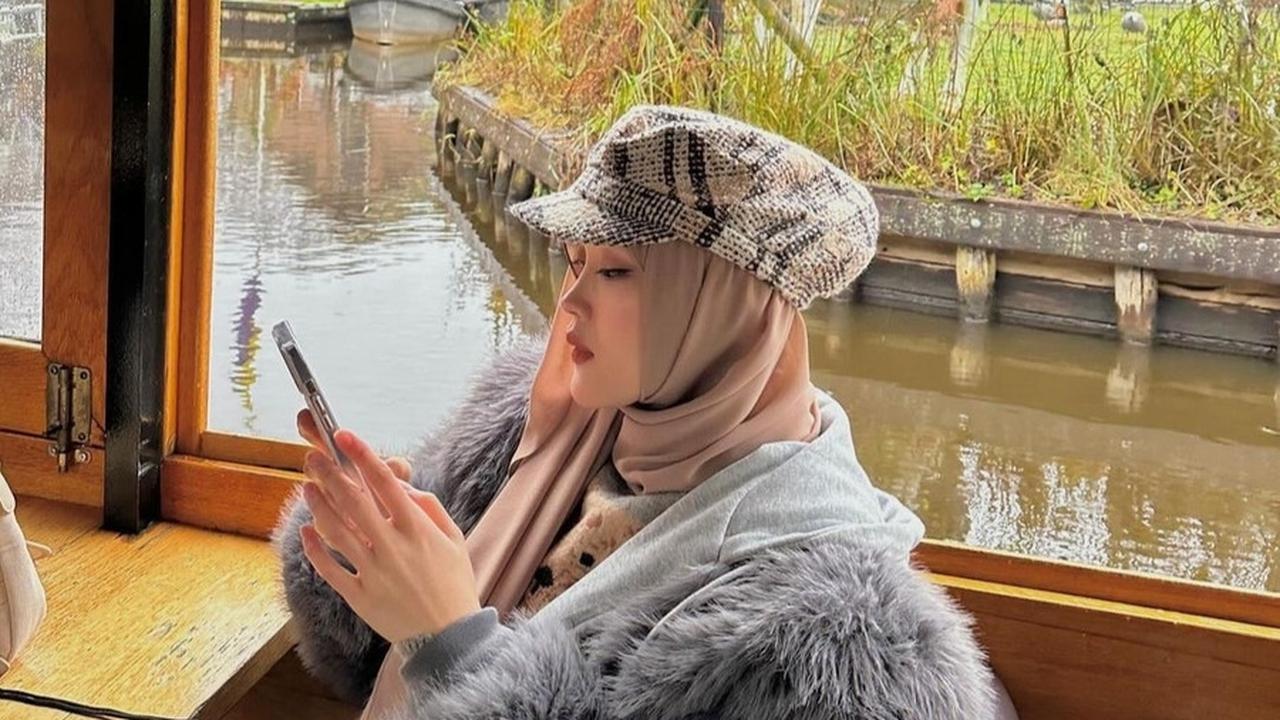8 Foto Putri Delina yang Menampilkan Kecantikan dan Gaya Modis Saat Berlibur ke Eropa