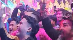 Sambil tersenyum tipis, Limbad mengangkat lightstick dan ikut berjoget saat lagu Heavy Rotation dimainkan. Ia menonton bersama selebritas lain seperti King Nassar, Anwar, dan Irfan Hakim. Meskipun tak ikut bernyanyi, ekspresinya menunjukkan bahwa ia menikmati setiap detik konser tersebut. (Liputan6.com/IG/@limbadindonesia)