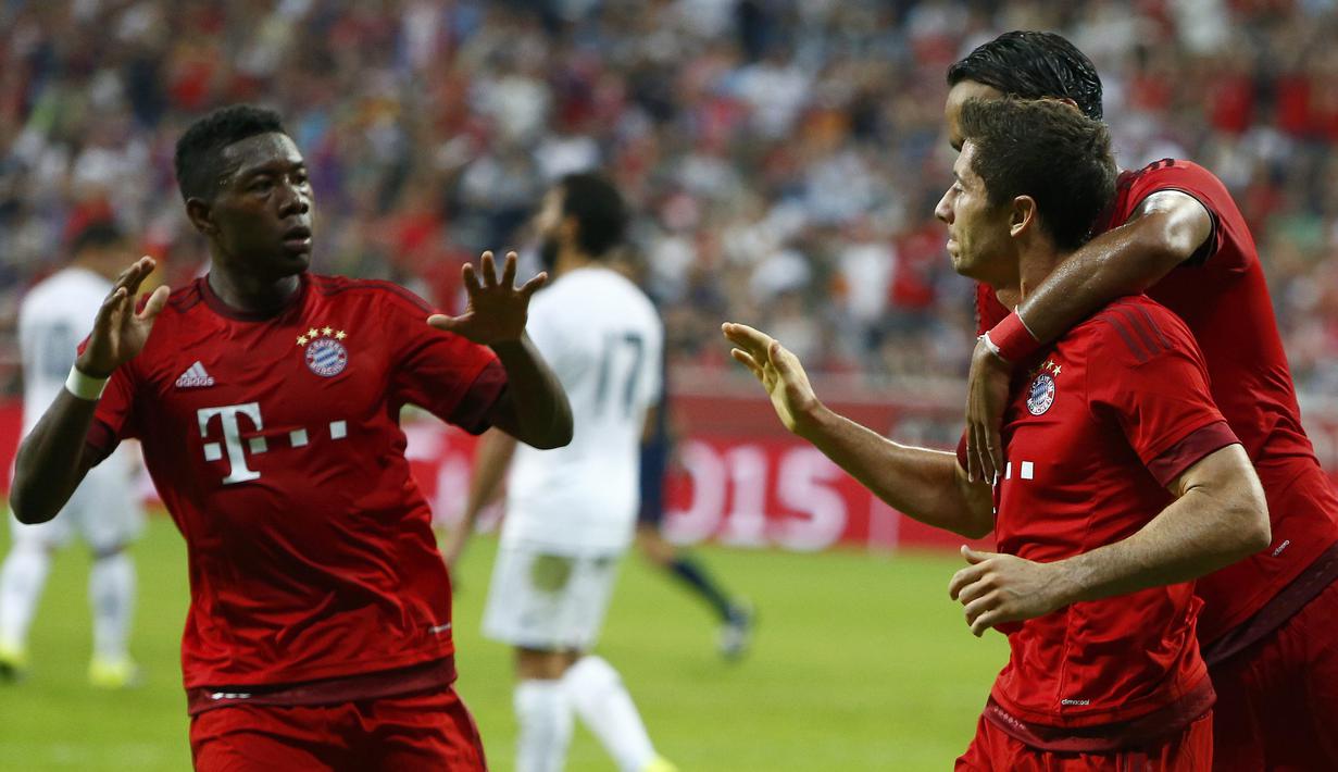 Robert Lewandowski merayakan gol yang dicetaknya ke gawang Real Madrid dalam final Audi Cup 2015 yang berlangsung di Stadion Allianz Arena, Munchen, Jerman. Kamis (6/8/2015) dini hari WIB. (Reuters/Michaela Rehle)