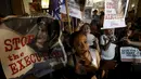 Sejumlah aktivis bergembira setelah mendengar pemerintah Indonesia menunda pelaksanaan eksekusi hukuman mati terhadap Mary Jane, di depan Kedutaan Indonesia di Filipina, Rabu (29/4/2015). (REUTERS/Erik De Castro)