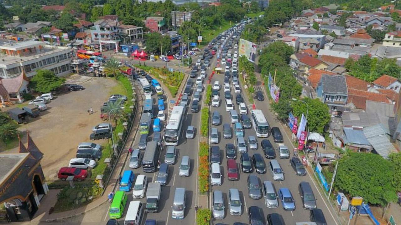 Ribuan kendaraan yang hendak masuk kawasan Puncak Bogor melalui gerbang Tol Ciawi terjebak kemacetan panjang pada H+2 Lebaran. (Liputan6.com/Achmad Sudarno)