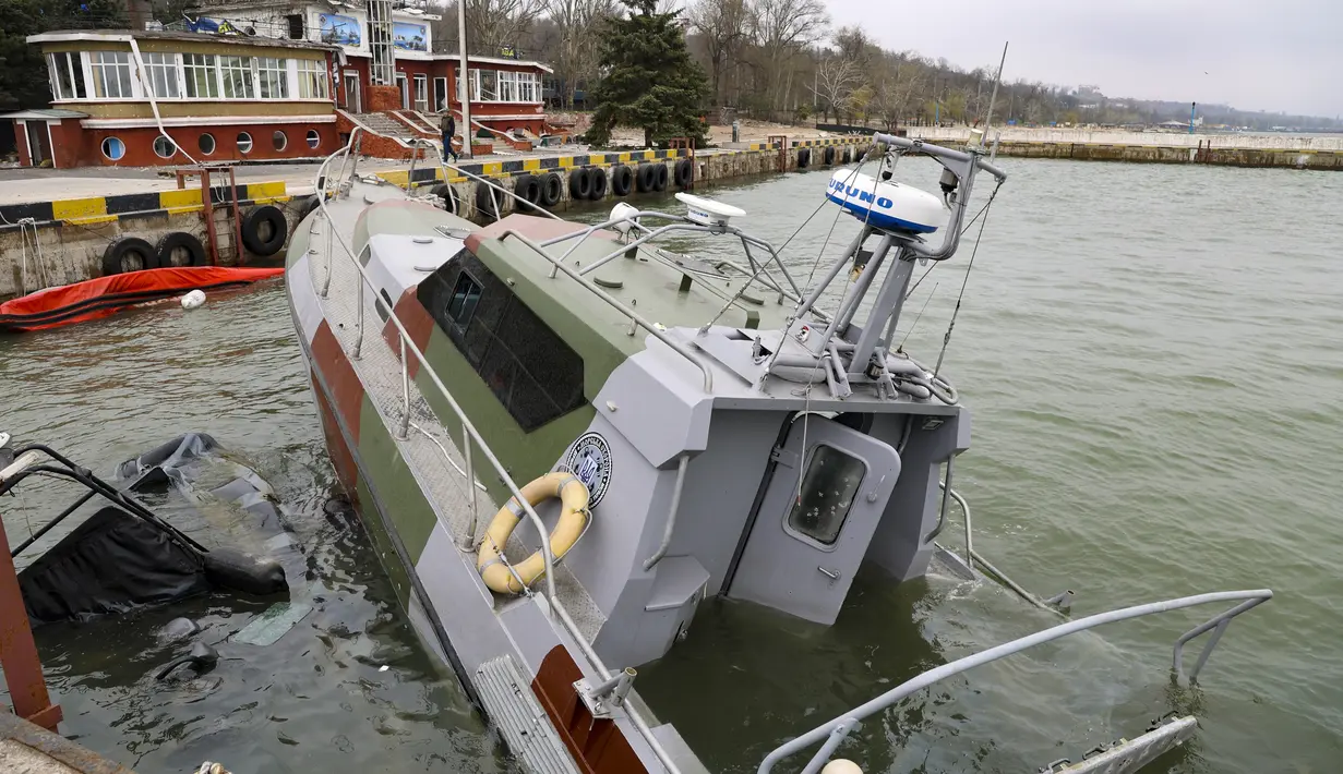 Kapal Penjaga Pantai Ukraina Laut Azov yang rusak terlihat setelah pertempuran sengit di daerah yang dikuasai pasukan separatis dukungan Rusia di Mariupol, Ukraina, Selasa (19/4/2022).  (AP Photo/Alexei Alexandrov)