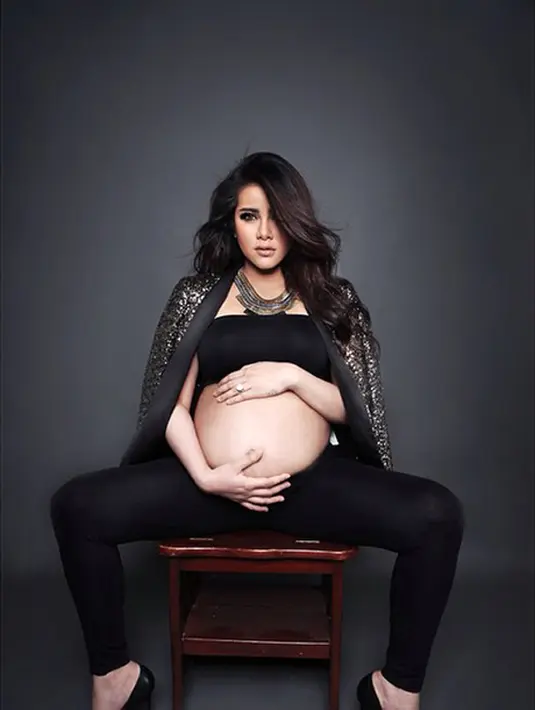 Olla Ramlan menyempatkan mengabadikan kehamilan pertamanya dari suami keduanya saat hamil tua. Olla begitu cantik dengan celana panjang hitam ketat sambil memegang perutnya. Kehamilannya ini diabadikan oleh Diera Bachir. (Instagram)