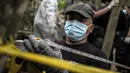 Tim forensik Malaysia mengukur di lokasi kuburan massal di Wang Burma, dekat perbatasan Malaysia-Thailand, (26/5/2015). 139 kuburan massal yang berisi kerangka orang ditemukan.  (AFP PHOTO/MOHD RASFAN)