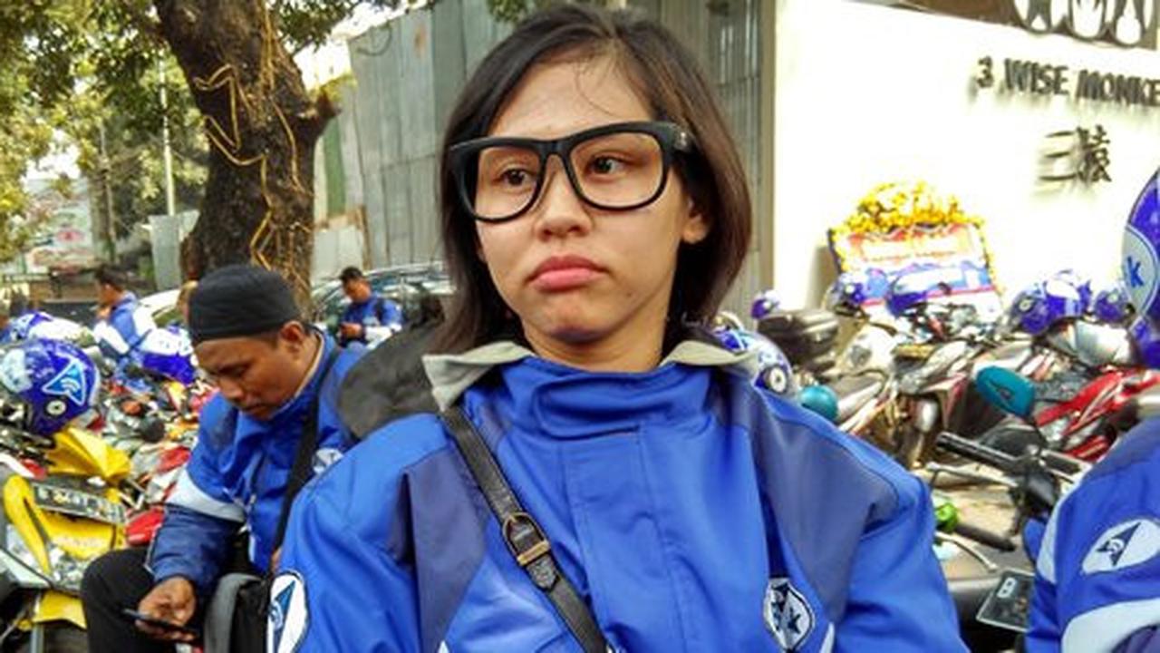 Wanita cantik ini rela panas-panasan di jalan jadi tukang ojek