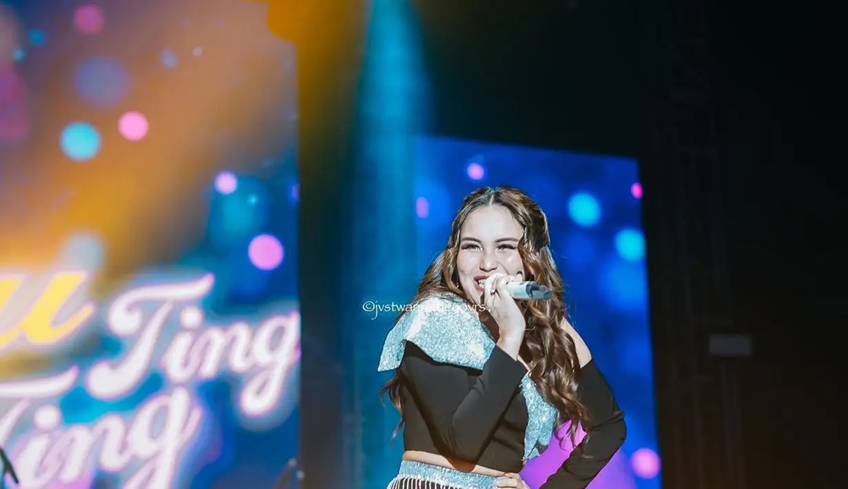 Gaya Ayu Ting Ting belakangan juga kerap dapat sorotan. Ia seringkali tampil dengan konsep mirip idol K-Pop. [Instagram @ayutingting92]