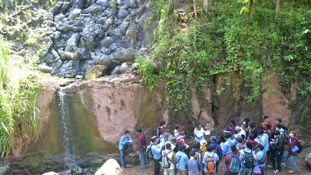 Situs Geologi Watu Kelir, Kalimuncar, Geopark Karangsambung-Karangbolong, Kebumen, Jawa Tengah. (Foto: Liputan6.com/Muhamad Ridlo)