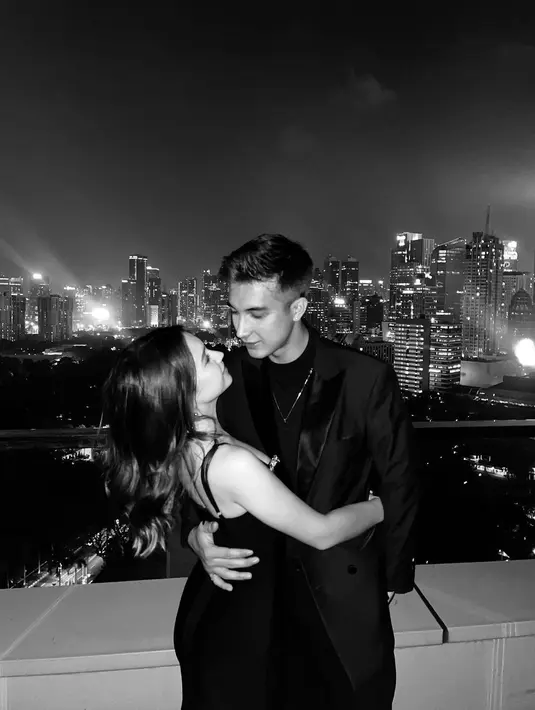 Pose romantis, keduanya tampil elegan dalam balutan outfit serba hitam.  @sandrinna_11.