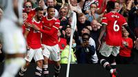 Manchester United meraih kemenangan 5-1 atas Leeds United pada laga pekan perdana Premier League di Old Trafford, Sabtu (14/8/2021) malam WIB. Tiga dari lima gol MU dicetak Bruno Fernandes. (AFP/Adrian Dennis)