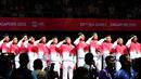 Pebulutangkis putra Indonesia saat Indonesia Raya dikumandangkan setelah pengalungan medali emas. (Bola.com/Arief Bagus)