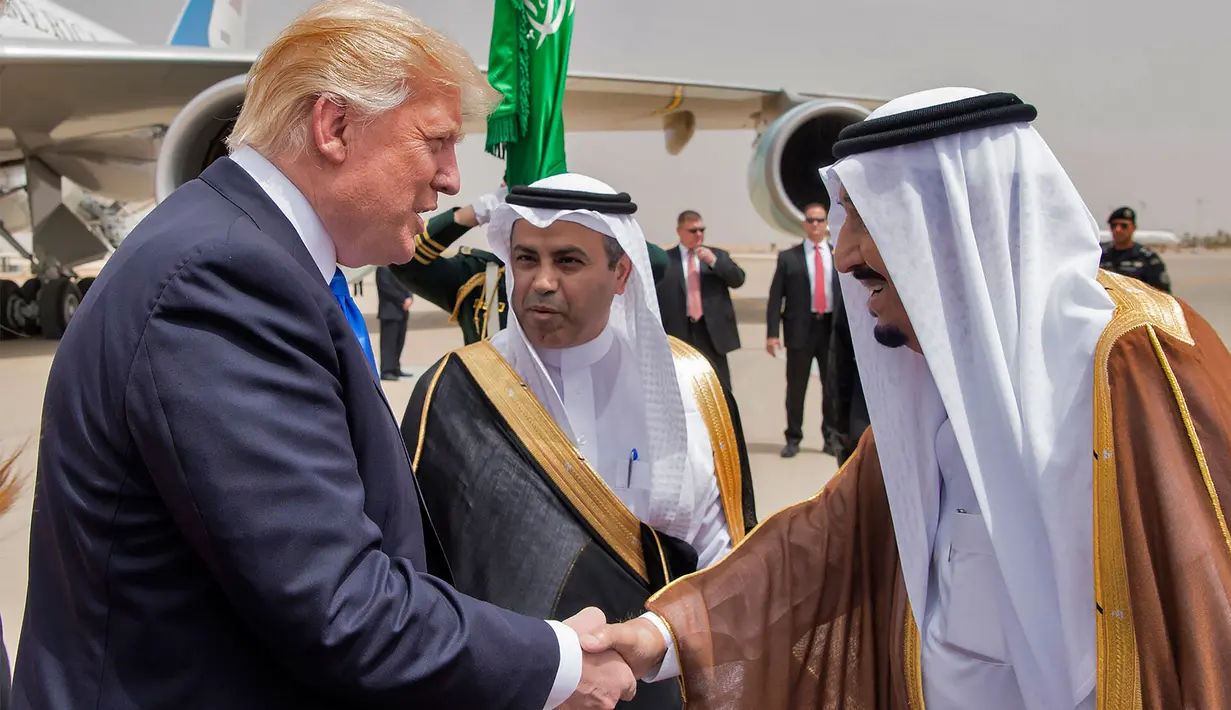 Presiden AS Donald Trump (kiri) berjabat tangan dengan Raja Arab Saudi Salman bin Abdulaziz al-Saud saat di Bandara Internasional Raja Khalid di Riyadh (20/5). (AFP/Saudi Royal Palace/Bandar Al-Jalou)