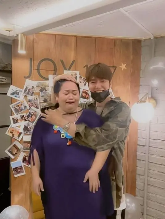 Bukan rahasia lagi jika Sinyorita kerap unggah editan foto kocak. Seperti saat ia unggah editan foto bersama Lee Min Ho. Kocaknya editan foto Sinyorita ini berhasil mengundang gelak tawa para netizen. (Liputan6.com/IG/sinyoritaesperenza)