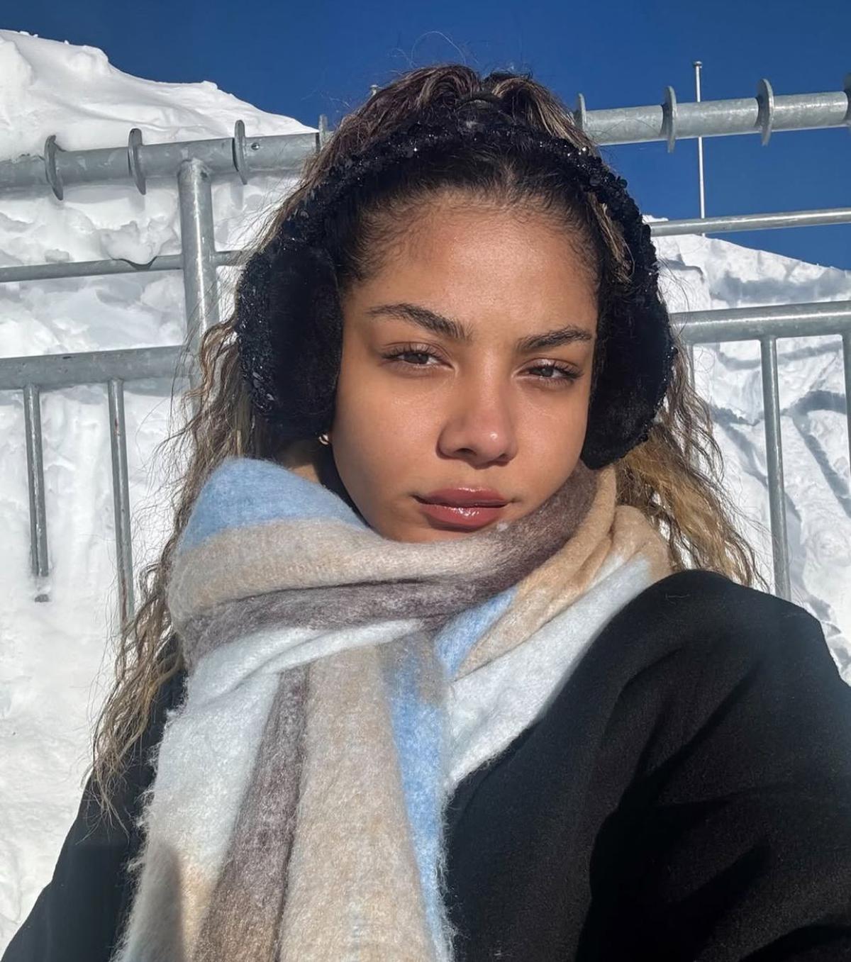 5 Potret Zsa Zsa Utari Pamer Pesona di Swiss, Gaya Winter Look yang Banjir Pujian