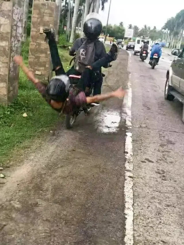 10 Momen Apes Orang Terjatuh Waktu di Jalan Ini Bikin Kasihan