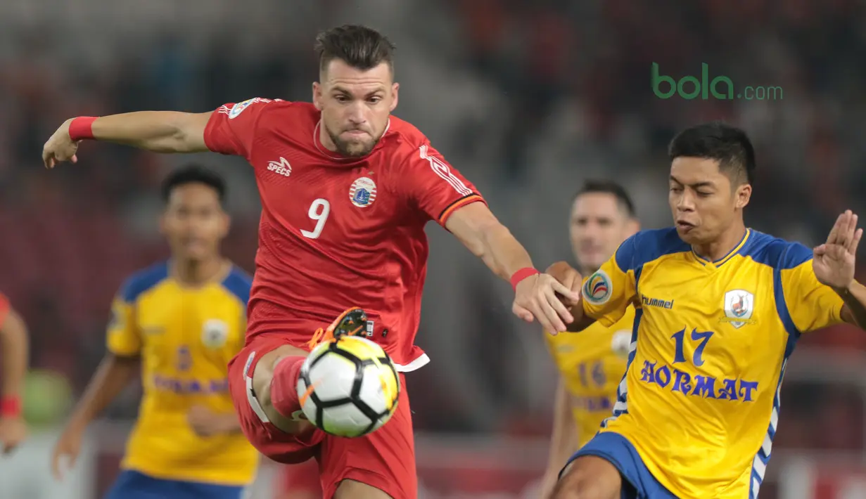 Aksi Marko Simic (kiri) menghalau bola dari pemain Tampines Rovers pada laga Piala AFC 2018 di Stadion Utama GBK, Senayan, Jakarta (28/2/2018). Persija menang 4-1. (Bola.com/Nick Hanoatubun)