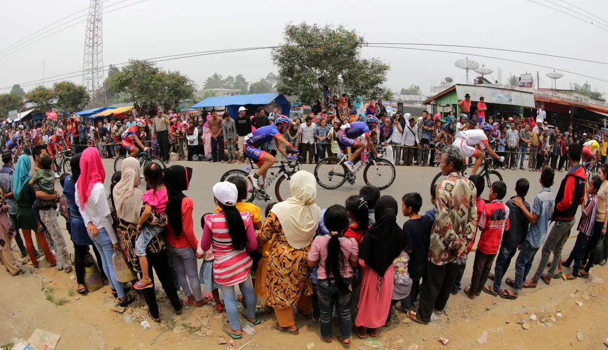 Warga Pantai Cermin menyambut para pebalap sepeda di Etape 4 Tour de Singkarak 2015, Selasa (6/10/2015). (Bola.com/Arief Bagus)