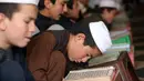 Ekspresi anak-anak saat belajar membaca Alquran di sebuah masjid di Kabul, Afghanistan, Senin, (21/5). Anak-anak Afghanistan lebih memperdalam Alquran di saat Ramadan. (AP Photo/Rahmat Gul)