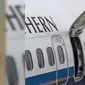 Seorang penumpang China Southern Airlines membuka pintu pesawat karena ingin mencari udara segar. (chinaaviationdaily)