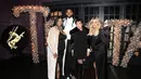 Pesta tersebut pun tentunya dihadiri oleh keluarga Kardashian-Jenner, keluarga Tristan. (Jerritt Clark/E! News)