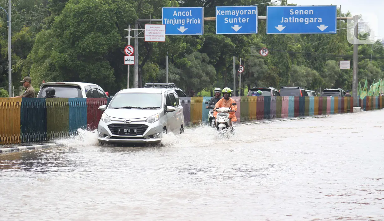 Sejumlah pengendara nekat menerobos genangan banjir di Jalan dr Sutomo, Pasar Baru, Jakarta, Selasa (25/2/2020). Hujan yang mengguyur Jakarta sejak Senin (24/2) malam membuat sejumlah kali meluap dan menyebabkan banjir. (Liputan6.com/Helmi Fithriansyah)