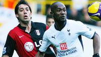 Didier Zokora (Tottenham Hotspur) berduel dengan Clint Dempsey (Fulham) dalam lanjutan ELP yhang berlangsung di White Hart Lane Stadium, London, 26 Desember 2008. AFP PHOTO/Carl de Souza