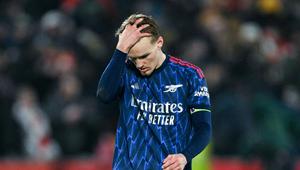 Pemain Arsenal, Martin Odegaard, tampak lesu setelah hanya bermain imbang 1-1 melawan Brentford dalam laga pekan ke-26 Premier League 2025/2026, Jumat (13/2/2026) dini hari WIB. (AFP/Glyn Kirk)
