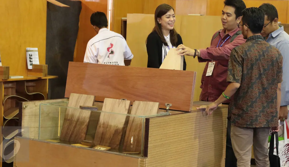 Salah satu peserta pameran Mega Build Technology  2016 memperkenalkan produknya kepada pengunjung, JCC, Jakarta, Jumat (18/3/2016). Mega Build Technology  2016 menghadirkan lebih dari 1.000 brand ternama. (Liputan6.com/Angga Yuniar)