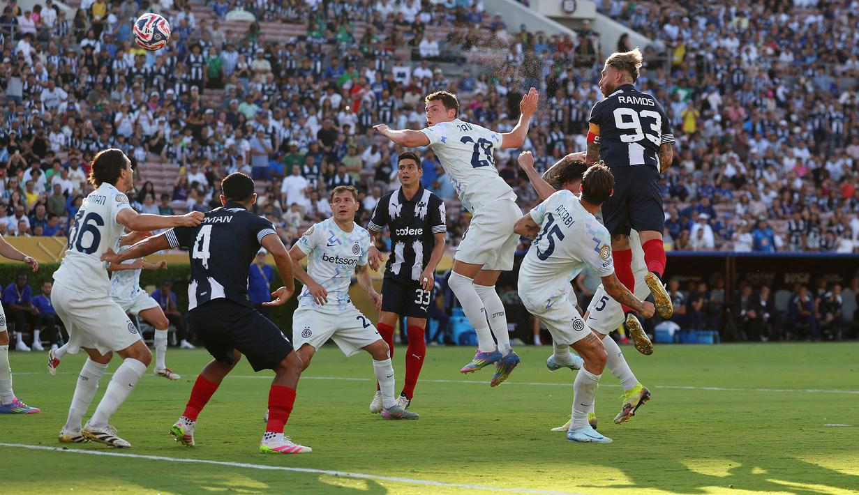 Pemain Monterrey, Sergio Ramos (kanan) mencetak gol melalui sundulannya ke gawang Inter Milan dalam laga Grup E Piala Dunia Antarklub 2025 di Rose Bowl stadium, Pasadena, Amerika Serikat, Rabu (18/06/2025) WIB. (AP Photo/Gregory Bull)