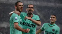Stevan de Vrij merayakan golnya untuk Inter Milan ke gawang Torino (Marco Bertorello/AFP)