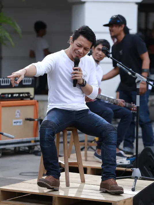 "Kita lagi di acara secret gigs bersama NOAH. Konser limited sama penggemar yang jadi pemenang. Mereka dibawa jalan-jalan dulu, nggak tahu tempatnya di sini ternyata," kata Ariel, kawasan Kota, Jakarta, Rabu (15/6). (Galih W. Satria/Bintang.com)