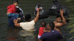 Lebih dari 150 ribu imigran yang tersebar di negara bagian Chihuahua, Tamaulipas, dan Coahuila bersiap untuk menyebrangi AS, dengan jalur ilegalnya. (AP Photo/Fernando Llano)