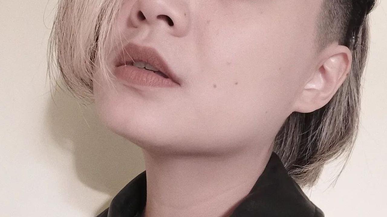 Bahkan, ia kerap berganti-ganti model rambut dengan beragam warna-warna nyentrik.