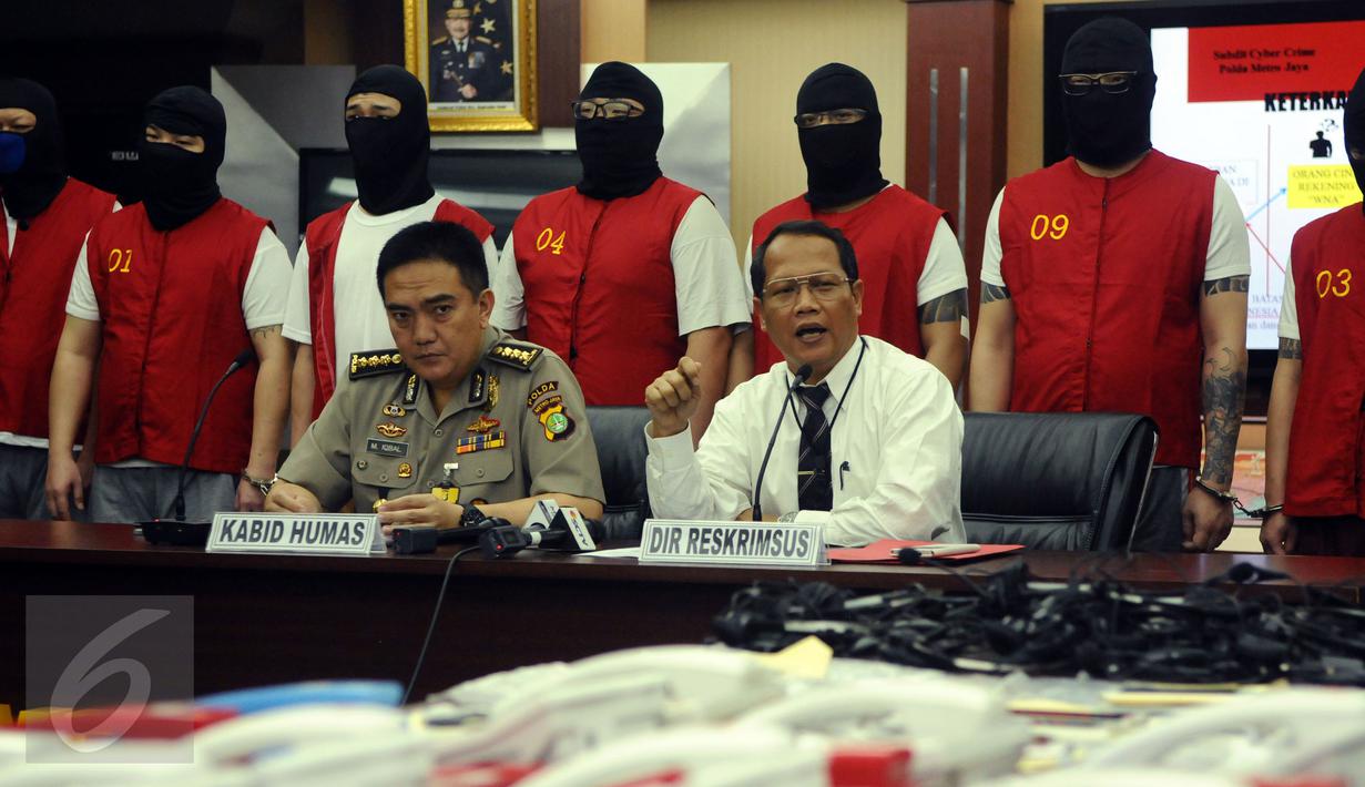 Direktur Reserse Kriminal Khusus Polda Metro Jaya, Kombes Pol Mujiono (kanan) memberikan keterangan pengungkapan penipuan online menggunakan VOIP di Jakarta, Senin (1/2/2016). 9 WNA serta 1 WNI ditahan dalam kasus ini. (Liputan6.com/Helmi Fithriansyah)