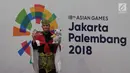 Pesilat Indonesia peraih medali emas, Sugianto berpose usai penyerahan medali tunggal putra pencak silat seni Asian Games 2018 di Padepokan Pencak Silat Taman Mini Indonesia Indah (TMII), Jakarta, Rabu (29/8). (Merdeka.com/ Imam Buhori)