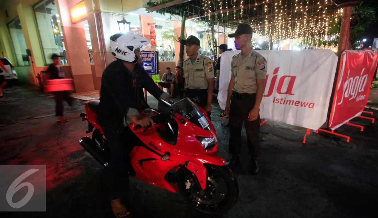 Petugas kepolisian berjaga di sekitar kawasan pendestrian Malioboro, Senin (4/4). Penjagaan dilaksanakan untuk mengantisipasi kendaraan yang parkir di kawasan pendestrian yang telah ditutup sejak hari ini. (Liputan6.com/Boy Harjanto)