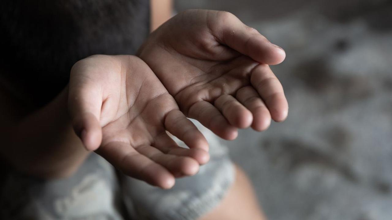 Miris Banget Bocah Perempuan Terbaring Lemas di Trotoar Tak Berani Pulang, Ternyata Ditarget Ortu Ngemis Rp200 Ribu