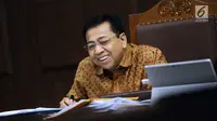 Terdakwa dugaan korupsi proyek e-KTP, Setya Novanto tersenyum saat menyimak keterangan saksi Charles Sutanto Ekapradja pada sidang lanjutan di Pengadilan Tipikor, Jakarta, Senin (22/1). Sidang menghadirkan sejumlah saksi. (Liputan6.com/Helmi Fithriansyah)