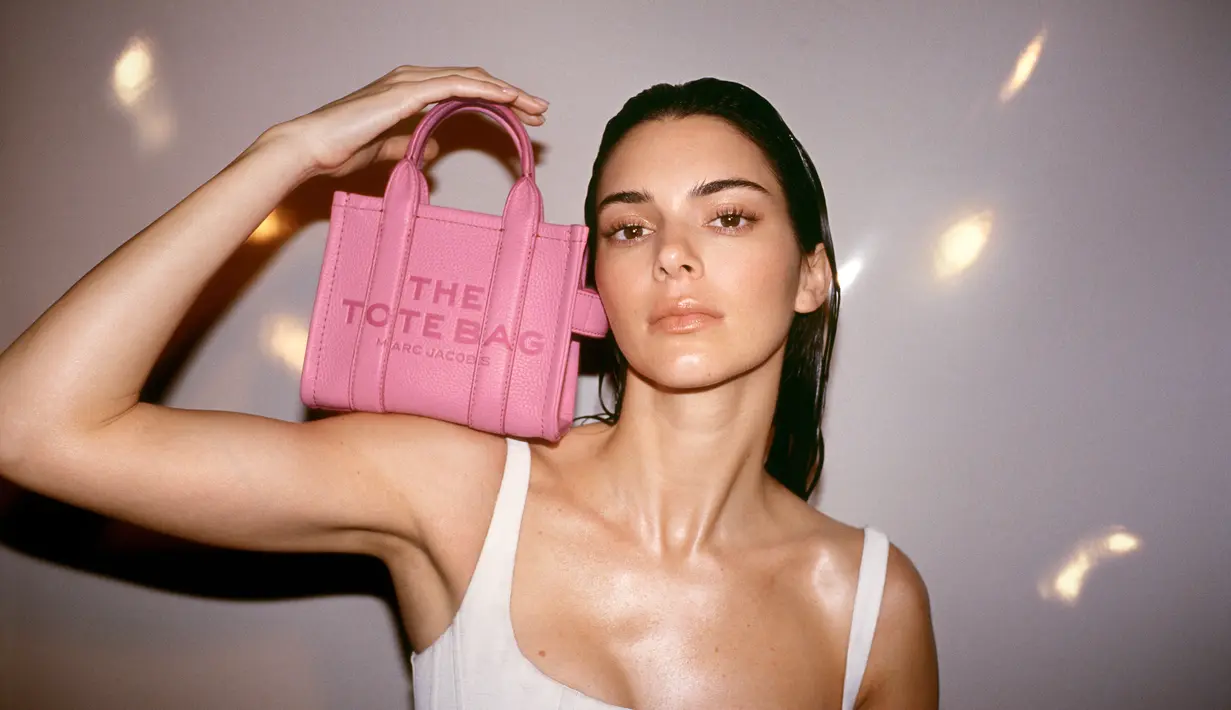 Koleksi tas terbaru mulai dari tote bags, shoulder bags, bucket bags, hadir dengan warna vibrant dan soft. Seperti pink, hijau neon, dan merah. [Foto: Dok. Marc Jacobs]