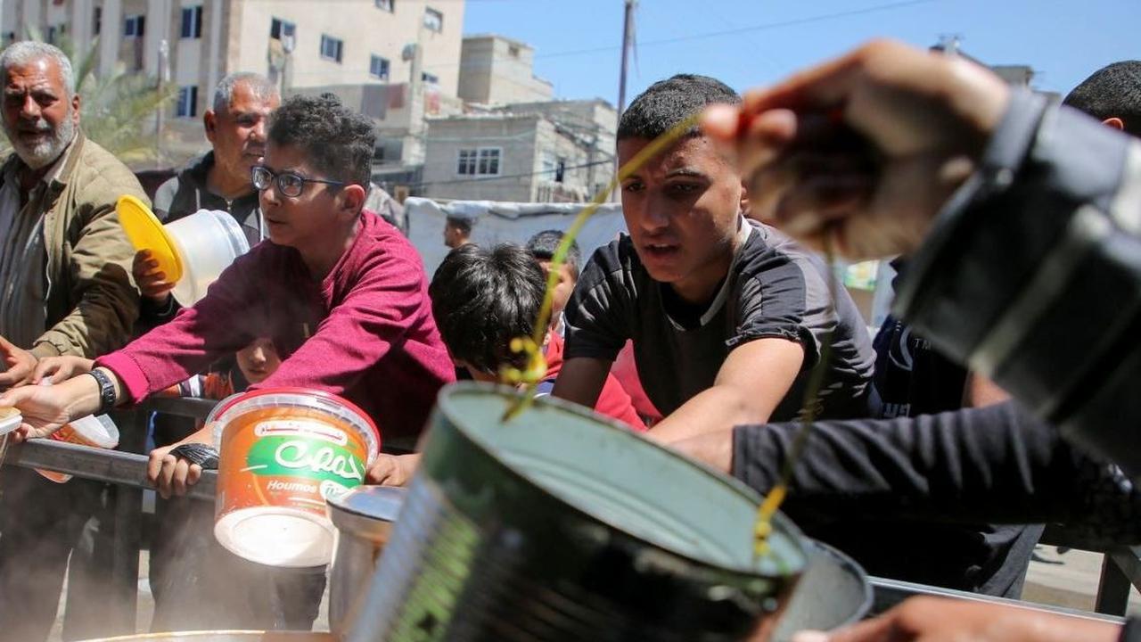 Tak hanya itu, mereka juga kesulitan untuk memperoleh air bersih, listrik, dan fasilitas dasar lainnya. <br><br>Kehancuran infrastruktur akibat serangan Israel membuat kehidupan sejuta warga Palestina semakin terpuruk. Foto: Reuters<br>