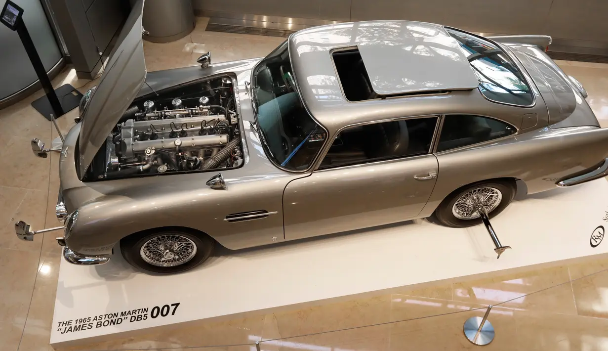 Mobil Aston Martin DB5 dalam film James Bond 1965 ditampilkan di rumah lelang Sotheby, New York, Senin (29/7/2019). Aston Martin DB5 milik James Bond itu akan dilelang pada 15 Agustus mendatang di Monterey, California. (AP/Richard Drew)