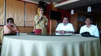 Rektor Unhas Makassar Prof Dwia Aries (tengah) menjelaskan kasus dugaan percaloan penerimaan mahasiswa baru di Fakultas Kedokteran. (Liputan6.com/Eka Hakim)