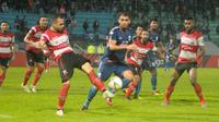 Striker Madura United, Aleksandar Rakic, membuang bola dari kejaran bek PSIS, Wallace Costa, di Stadion Moch Soebroto, Magelang (17/12/2019). (Bola.com/Vincentius Atmaja)
