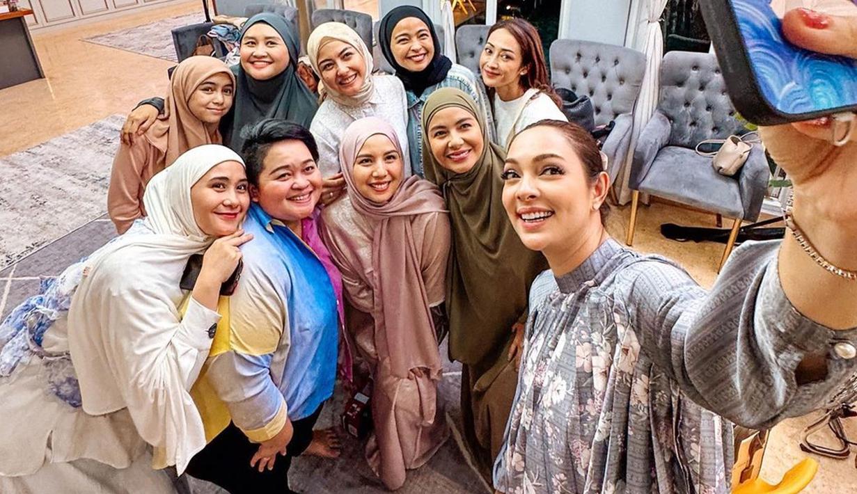 Acara buka puasa yang dihadiri oleh Ben Kasyafani dan teman sesama artisnya itu diadakan oleh pengusaha sekaligus dokter, Oktri Manessa. Dalam acara tersebut, para artis dijamu dengan hidangan berbuka puasa hingga salat tarawih bersama. Sienna pun tampil pede dan tak malu-malu berada di antara orang-orang dewasa. (Liputan6.com/IG/@drg_oktrimanessa)