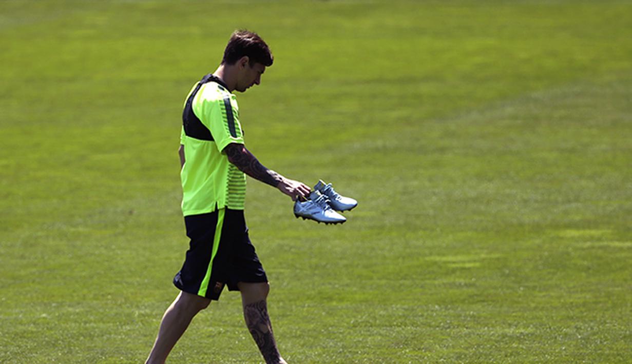 Lonel Messi meninggalkan lapangan sepak bola tanpa mengenakan sepatu usai latihan rutin jelang laga melawan Juventus. (AP/Emilio Morenatti)