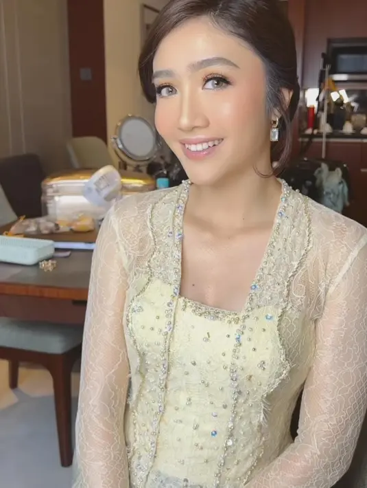 Febby Rastanty menambahkan aksesoris anting agar penampilannya semakin memukau. [instagram/febbyrastanty]